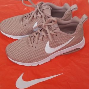 NIKE | womens size 7